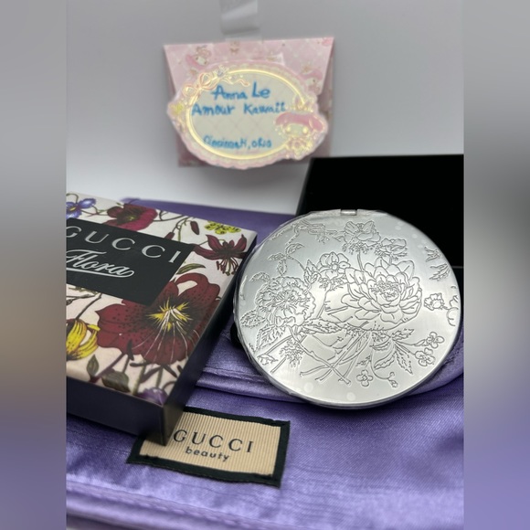 Gucci Round metal mirror with detail floral outside, and purple make up pouch - Picture 4 of 14